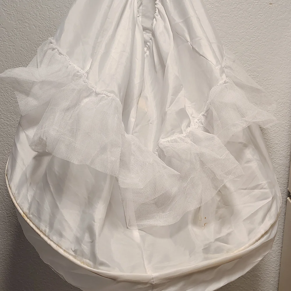 White Ruffled Canopy - Picture 2 of 2